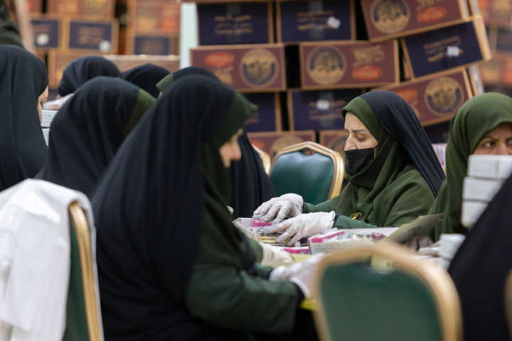 Light Iftar packs distributed at Imam Reza Shrine