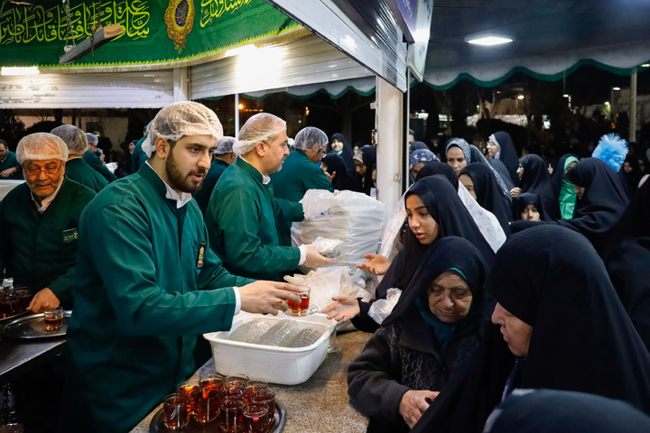 تعبئة وتوزيع وجبة إفطار خفيفة في شاي خانه الإمام الرضا(ع)