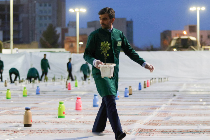 Iftar ceremony of Razavi Generosity Feast underway at Bab al-Kazim