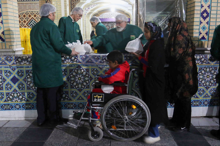 Iftar ceremony of Razavi Generosity Feast underway at Bab al-Kazim