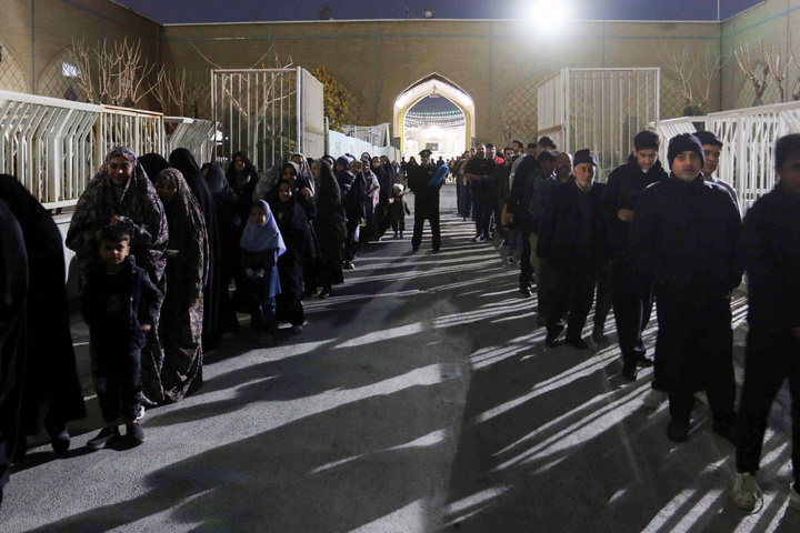 Iftar ceremony of Razavi Generosity Feast underway at Bab al-Kazim