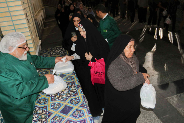 Iftar ceremony of Razavi Generosity Feast underway at Bab al-Kazim