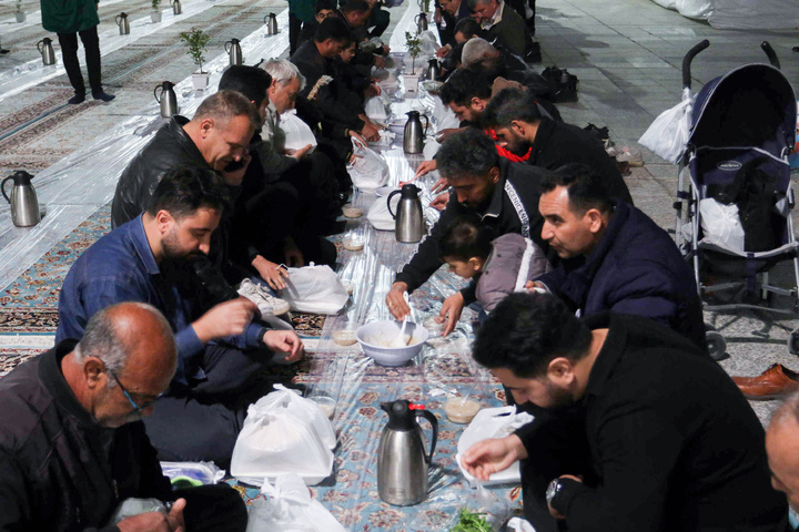 Iftar ceremony of Razavi Generosity Feast underway at Bab al-Kazim