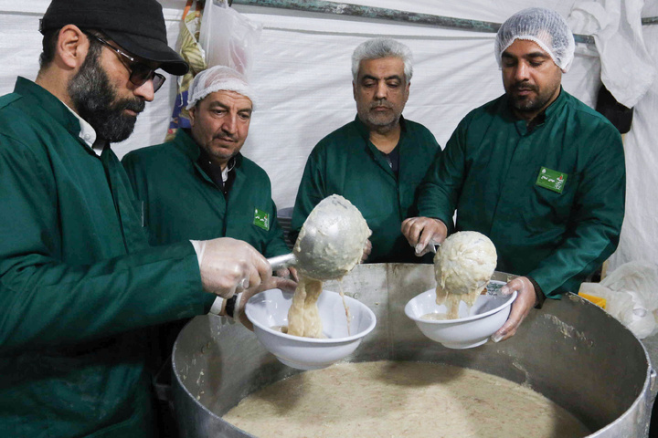 Iftar ceremony of Razavi Generosity Feast underway at Bab al-Kazim