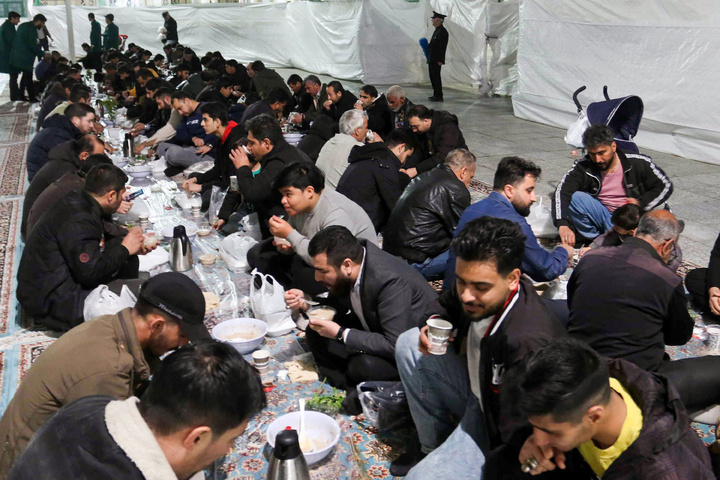 Iftar ceremony of Razavi Generosity Feast underway at Bab al-Kazim