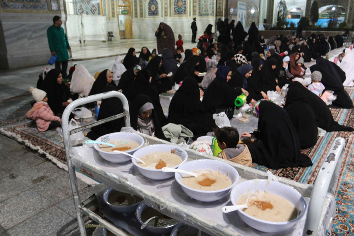 Iftar ceremony of Razavi Generosity Feast underway at Bab al-Kazim