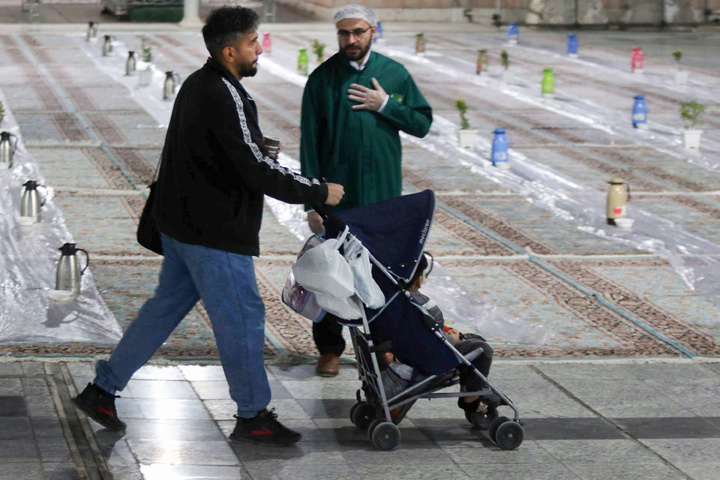 Iftar ceremony of Razavi Generosity Feast underway at Bab al-Kazim