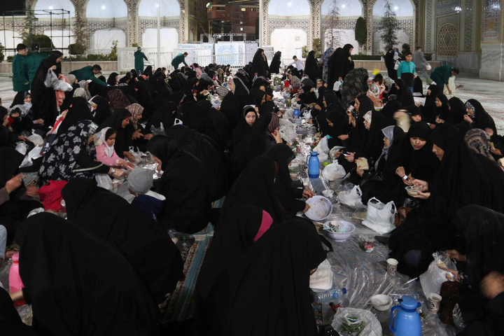 Iftar ceremony of Razavi Generosity Feast underway at Bab al-Kazim