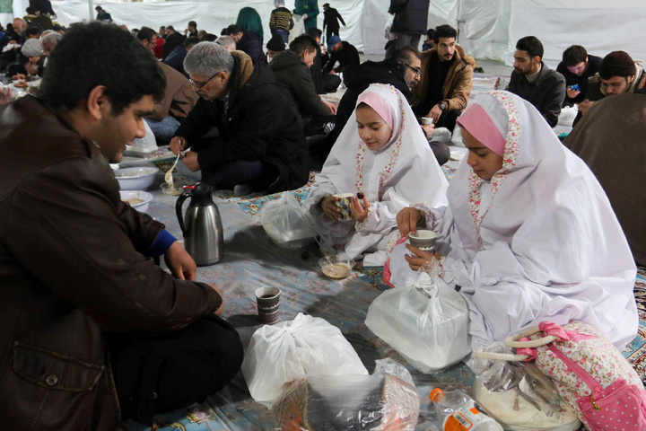 Iftar ceremony of Razavi Generosity Feast underway at Bab al-Kazim