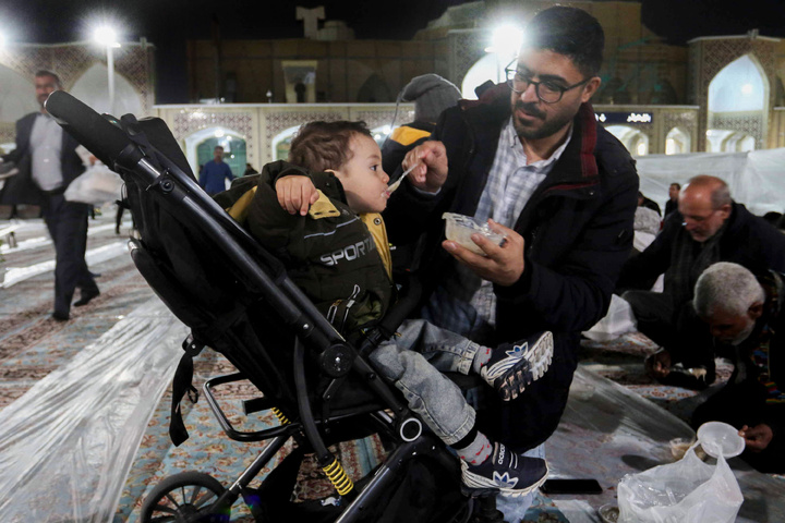 Iftar ceremony of Razavi Generosity Feast underway at Bab al-Kazim