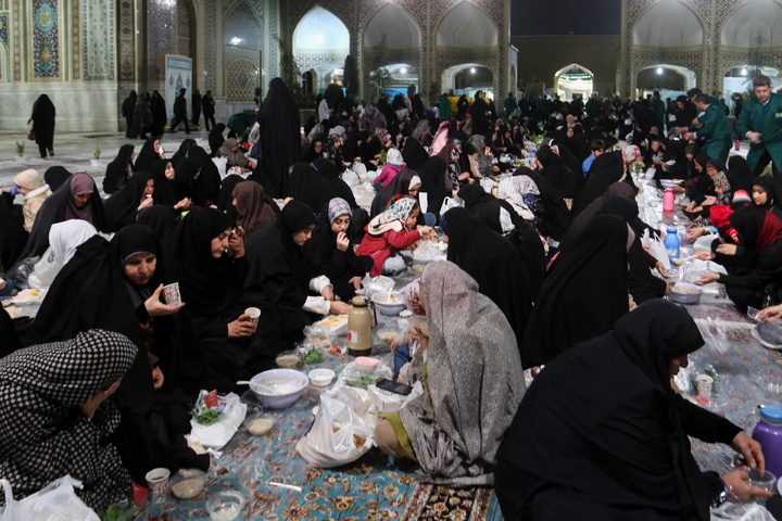 Iftar ceremony of Razavi Generosity Feast underway at Bab al-Kazim