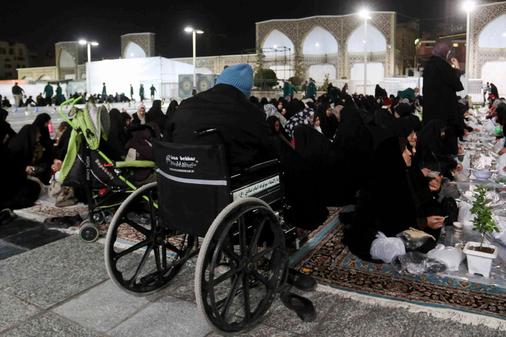 Iftar ceremony of Razavi Generosity Feast underway at Bab al-Kazim