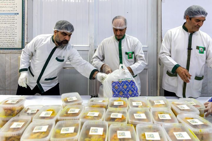 Imam Reza shrine distributes 2,000 Iftar meals daily in Mashhad