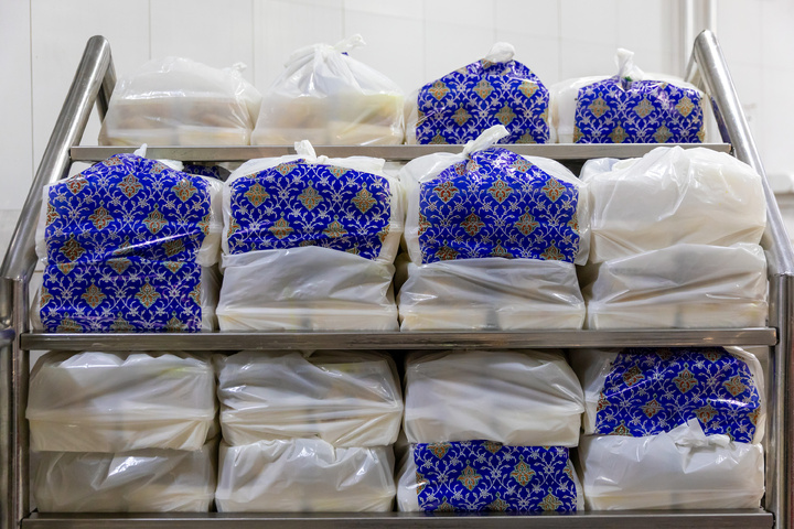 Imam Reza shrine distributes 2,000 Iftar meals daily in Mashhad