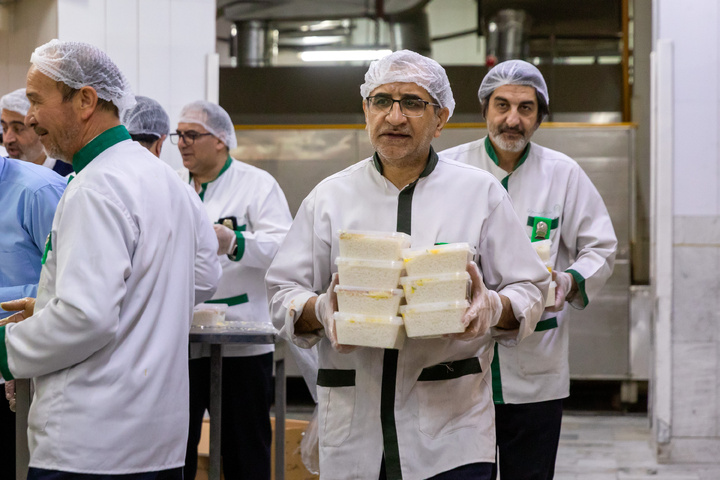 Imam Reza shrine distributes 2,000 Iftar meals daily in Mashhad