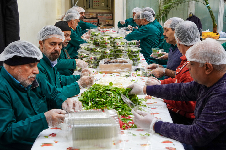 Imam Reza teahouse prepares and distributes light Iftar meals