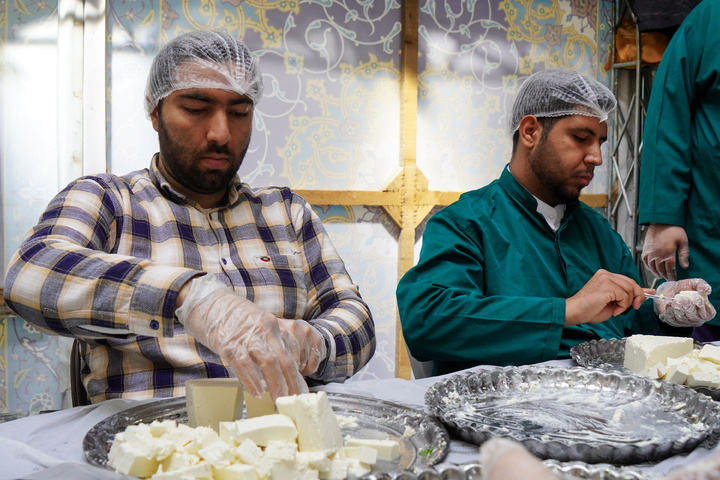 Imam Reza teahouse prepares and distributes light Iftar meals