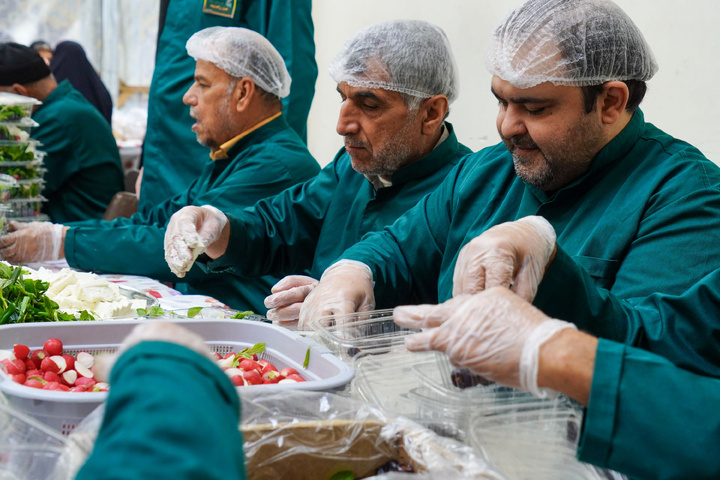 Imam Reza teahouse prepares and distributes light Iftar meals