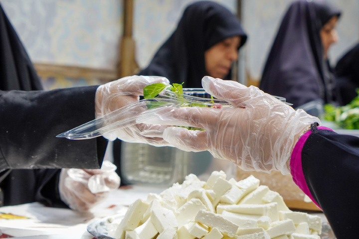 Imam Reza teahouse prepares and distributes light Iftar meals