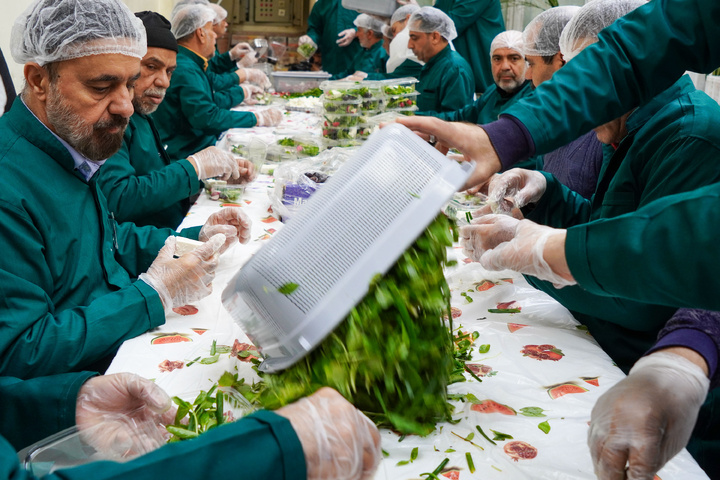 Imam Reza teahouse prepares and distributes light Iftar meals