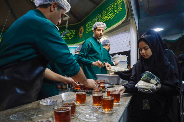 Imam Reza teahouse prepares and distributes light Iftar meals