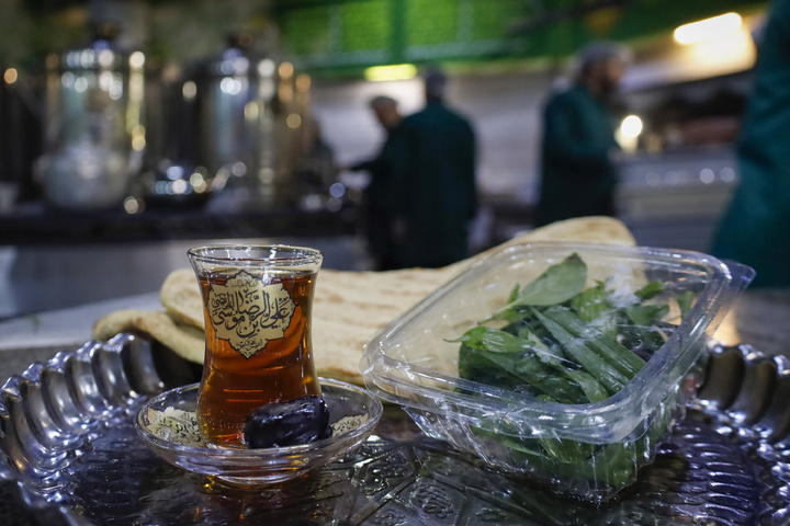 Imam Reza teahouse prepares and distributes light Iftar meals