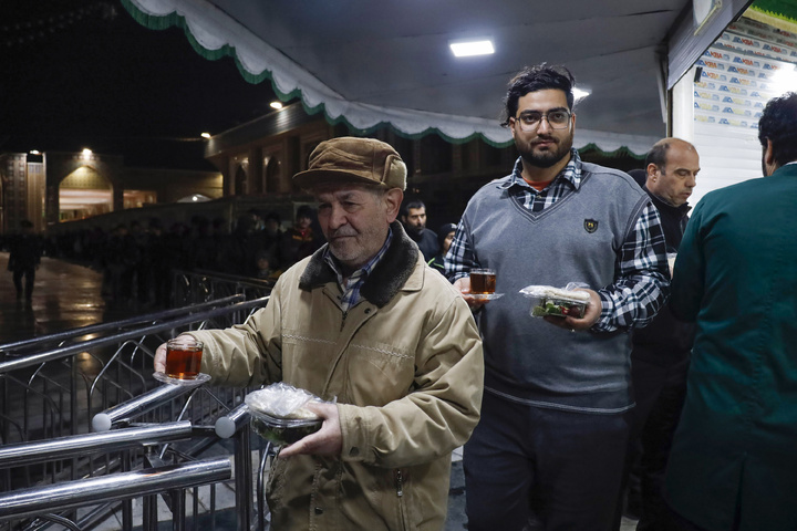 Imam Reza teahouse prepares and distributes light Iftar meals