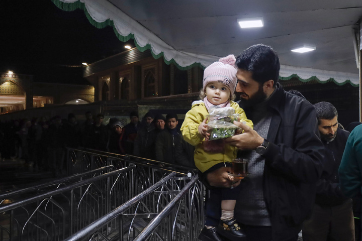 Imam Reza teahouse prepares and distributes light Iftar meals