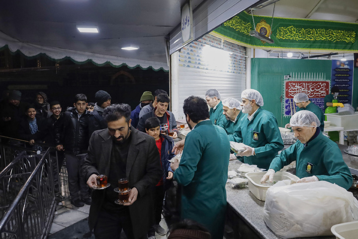 Imam Reza teahouse prepares and distributes light Iftar meals