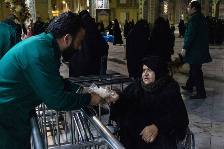 Imam Reza teahouse prepares and distributes light Iftar meals