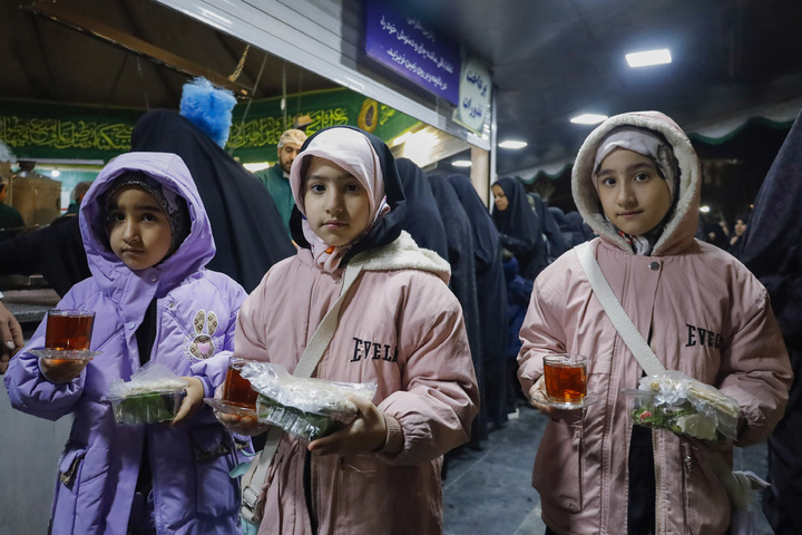 Imam Reza teahouse prepares and distributes light Iftar meals