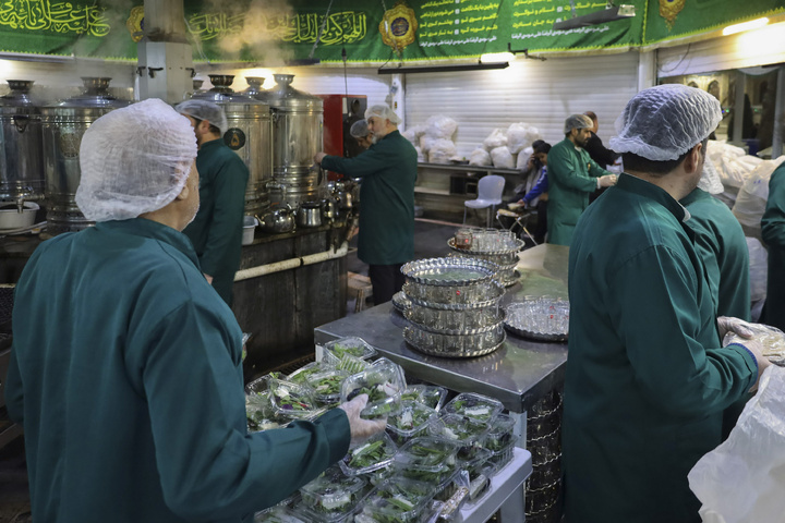 Imam Reza teahouse prepares and distributes light Iftar meals