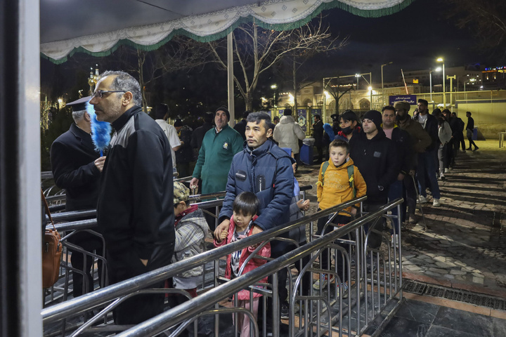 Imam Reza teahouse prepares and distributes light Iftar meals