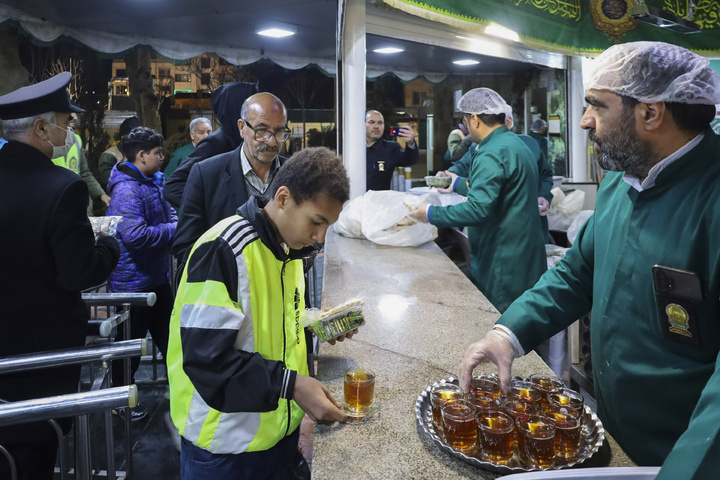 Imam Reza teahouse prepares and distributes light Iftar meals