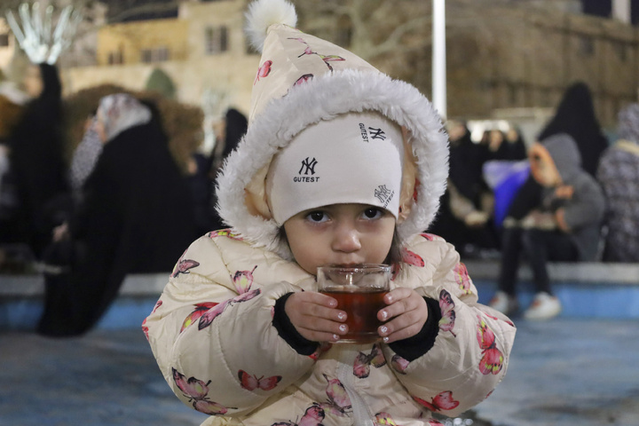 Imam Reza teahouse prepares and distributes light Iftar meals