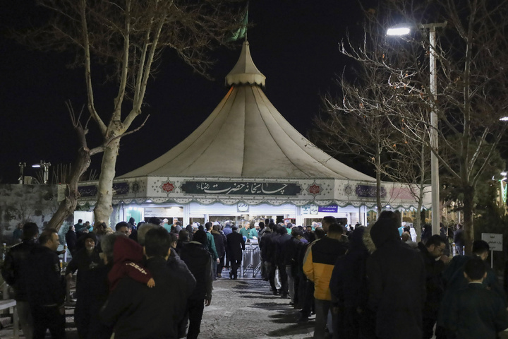 Imam Reza teahouse prepares and distributes light Iftar meals