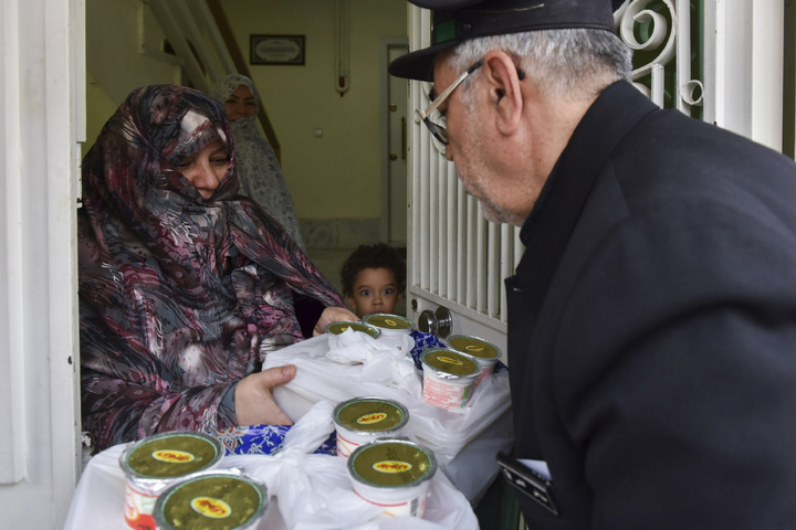 افطار کے وقت شہر مشہد مقدس میں روزانہ کی بنیاد پر دو ہزار کھانے تقسیم کئے جاتے ہیں