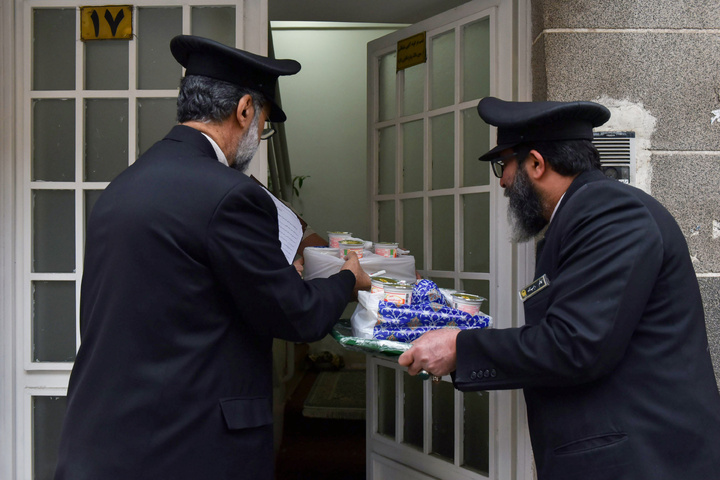 افطار کے وقت شہر مشہد مقدس میں روزانہ کی بنیاد پر دو ہزار کھانے تقسیم کئے جاتے ہیں