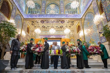 گل آرایی ضریح امام حسین(ع) به مناسبت ولادت امام حسن(ع)