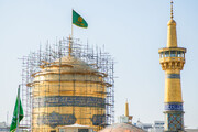 عملية إزالة الغبار وتنظیف القبة المقدسة لحرم الامام الرضا (ع)