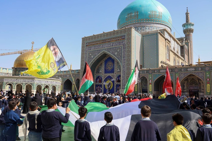 صرخة طلابية لدعم أطفال غزة في صحن القدس داخل الحرم الرضوي الشریف صرخة طلابية لدعم أطفال غزة في صحن القدس داخل الحرم الرضوي الشریف