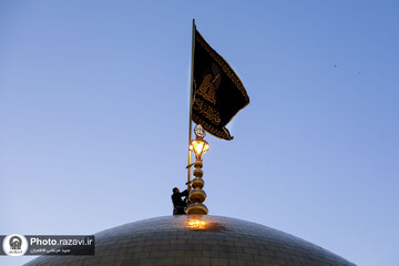 تغيير راية قبة الحرم الرضوي الشریف بمناسبة استشهاد الامام الصادق (ع)