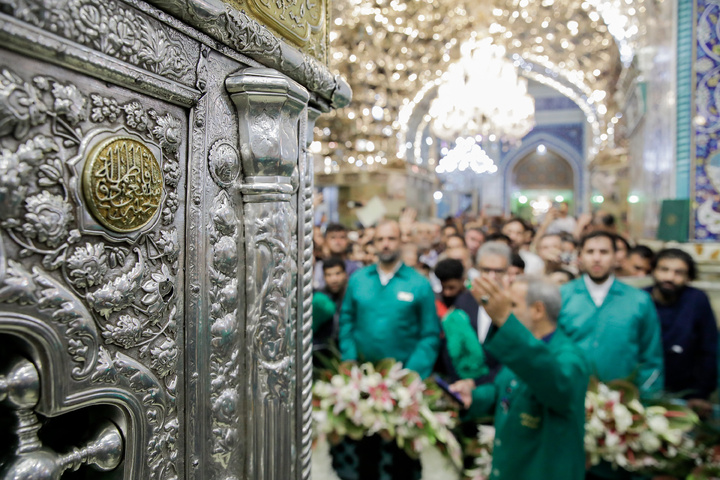 Hazrat Masumah shrine decorated with flowers to mark start of Karamat Ten-Day Celebrations
