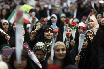 اجتماع ۱۰ هزار دانشجو دختر در حرم بانوی کرامت