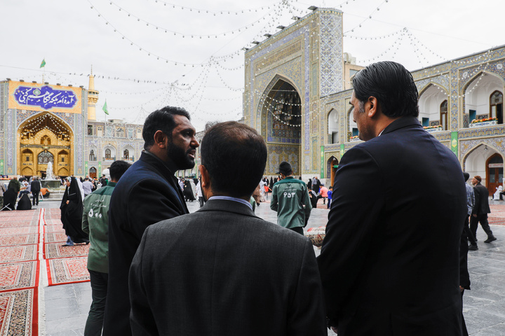 المعاون الخاص لرئيس الوزراء الباكستاني يزور الحرم الرضوي الشریف