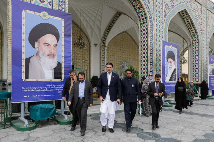 Pakistan PM's special assistant visits Imam Reza Shrine