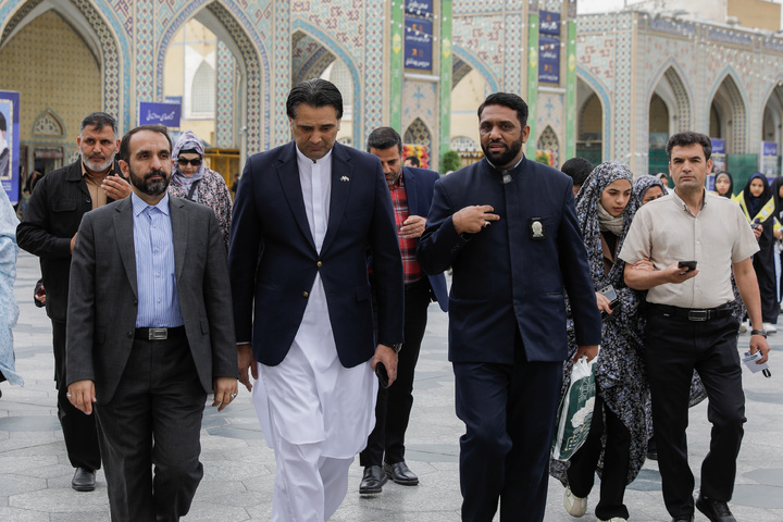 Pakistan PM's special assistant visits Imam Reza Shrine