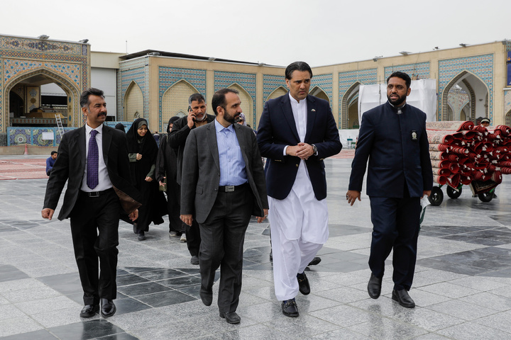 Pakistan PM's special assistant visits Imam Reza Shrine