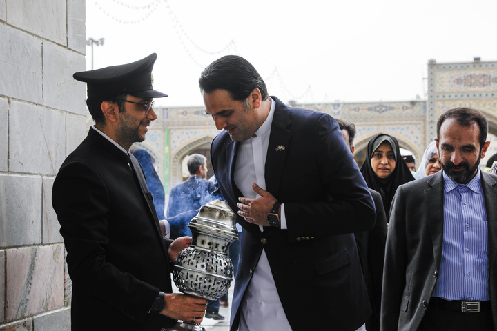 Pakistan PM's special assistant visits Imam Reza Shrine