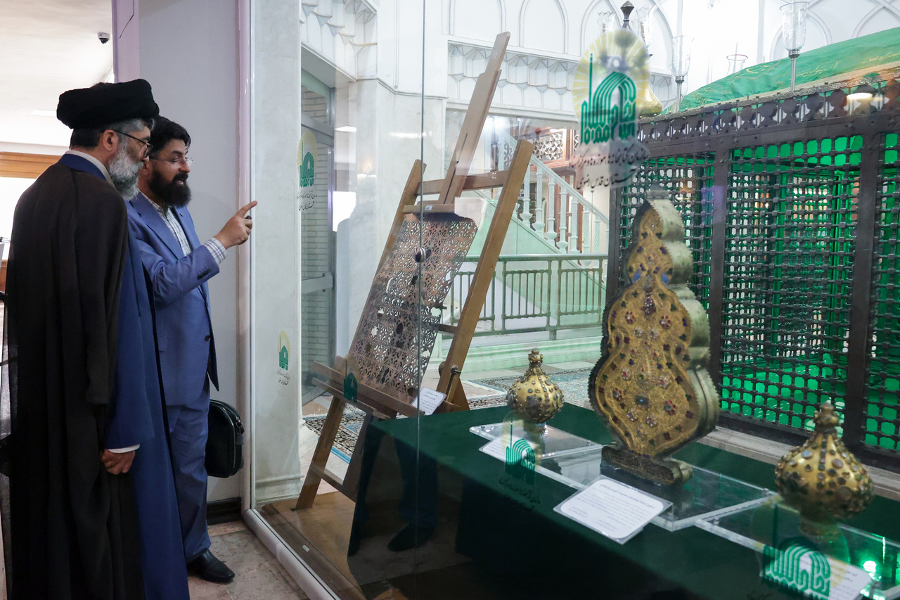 روضہ منورہ امام رضا(ع) کی فولادی ضریح کے نئے دریافت شدہ ٹکڑوں سے نقاب کشائی